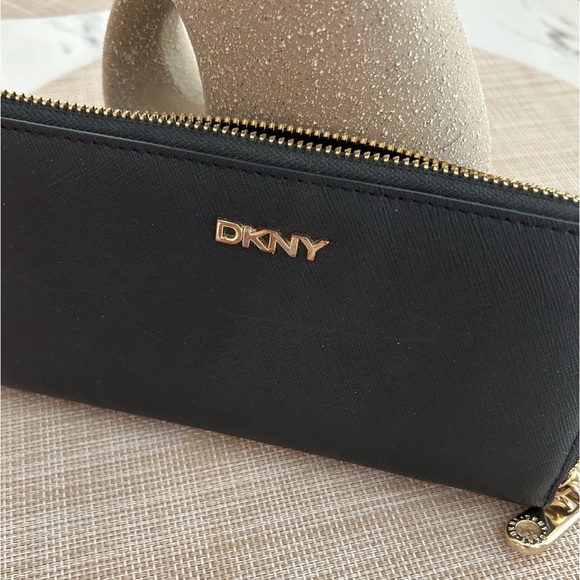 DKNY wallet for sale - Picture 2 of 5